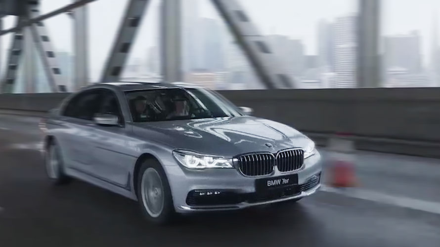 Bildschirm mit Navigationsgrafik in einem BMW Bildschirm mit Navigationsgrafik auf der Rückseite des Fahrersitzes in einem BMW