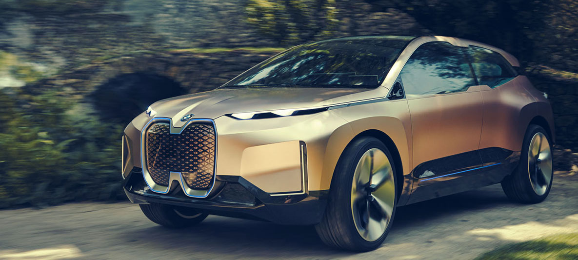 Dreiviertelfront-Schuss des BMW Vision iNEXT Dreiviertelfront-Schuss des BMW Vision iNEXT vor Mauer