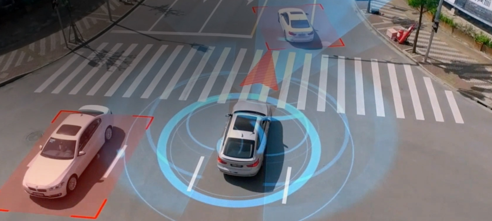 BMW Personal CoPilot: Autonomes Fahren wird unser Leben verändern Drei BMW umrandet von virtuellen Grafiken, die deren Position und Fahrtrichtung kennzeichnen.