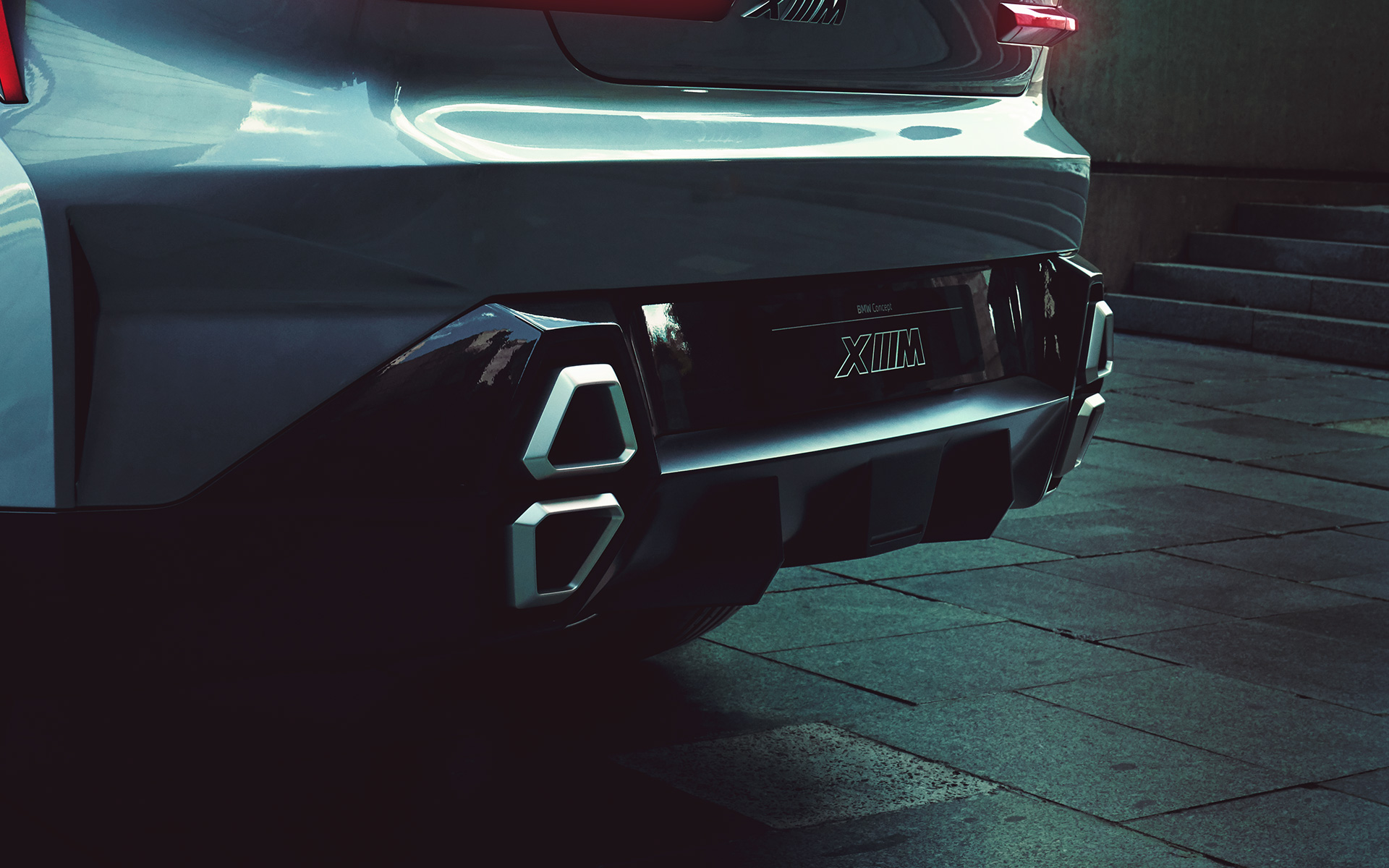 BMW Concept XM (G09) Dreiviertel-Heckansicht stehend Close-up Endrohre BMW Concept XM (G09) Dreiviertel-Heckansicht stehend Close-up Endrohre