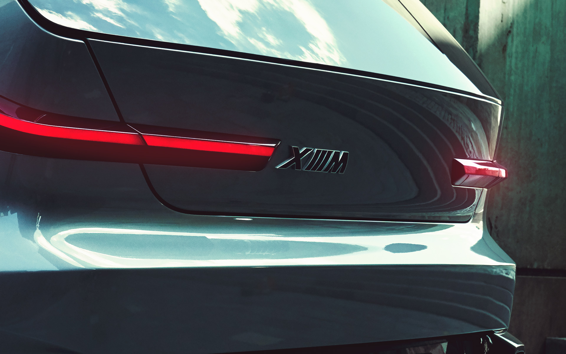 BMW Concept XM (G09) Dreiviertel-Heckansicht stehend Close-up XM Logo BMW Concept XM (G09) Dreiviertel-Heckansicht stehend Close-up XM Logo