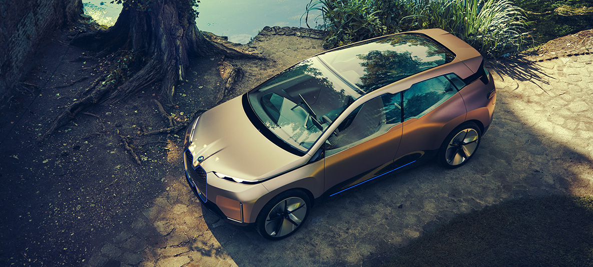BMW Vision iNEXT von oben BMW Vision iNEXT von oben an Ufer mit Baum