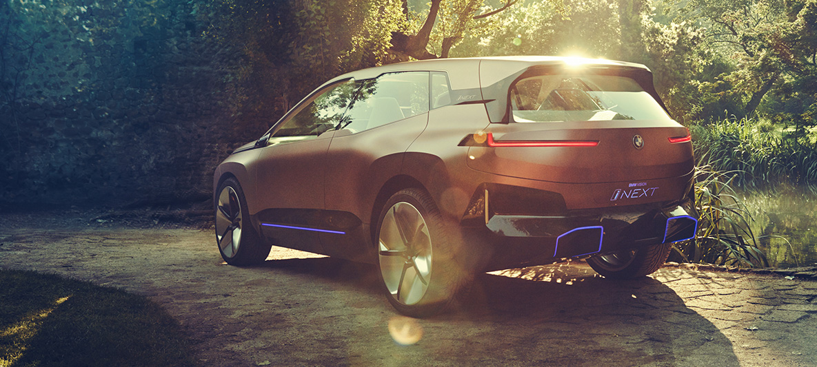 Heckschuss BMW Vision iNEXT Heckschuss BMW Vision iNEXT in der Sonne auf einer Lichtung