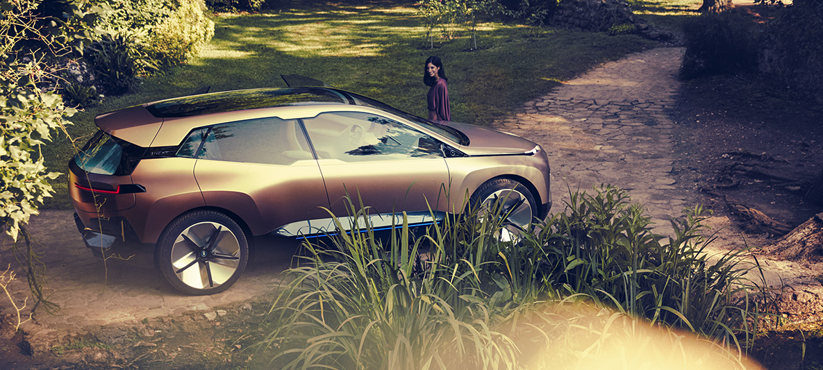 Seitenschuss BMW Vision iNEXT Seitenschuss BMW Vision iNEXT im Park vor Weggabelung