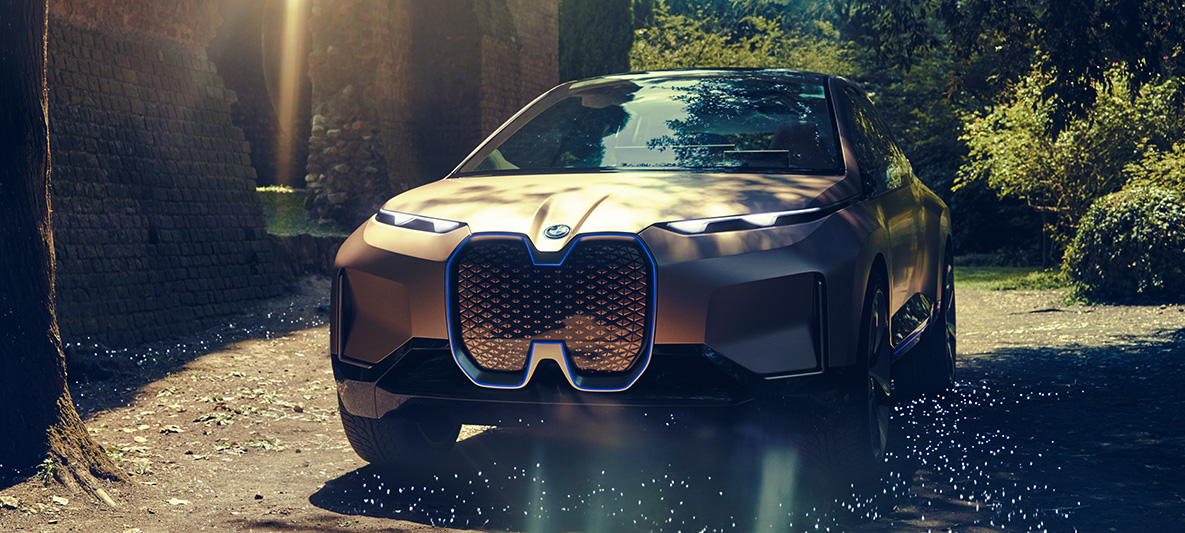Frontaufnahme BMW Vision iNEXT Frontaufnahme BMW Vision iNEXT in Hauseinfahrt