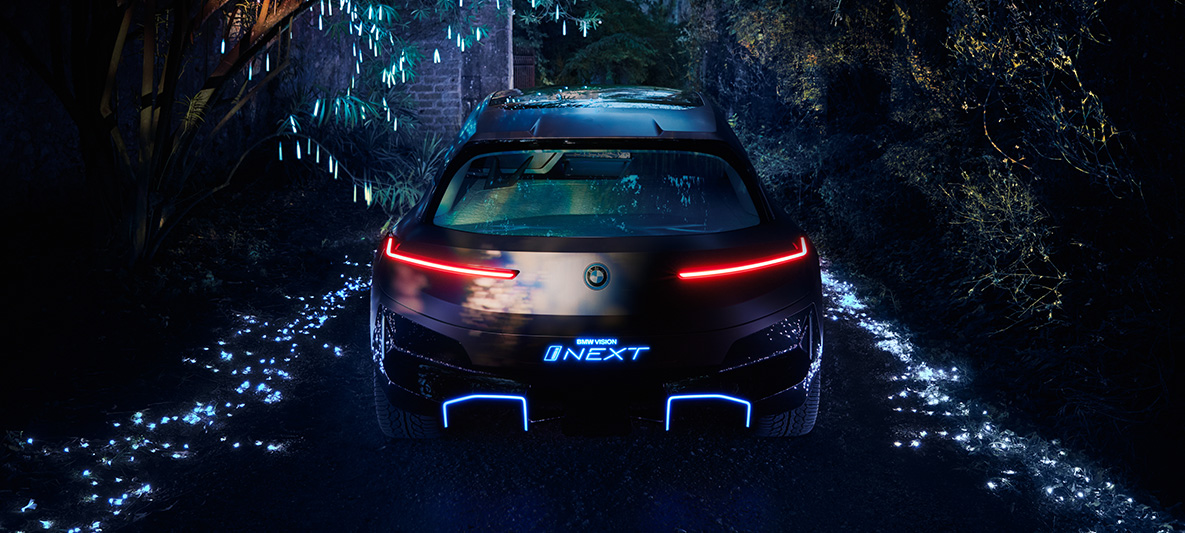 Heckaufnahme BMW Vision iNEXT Heckaufnahme BMW Vision iNEXT mit roten Heckleuchten bei Nacht