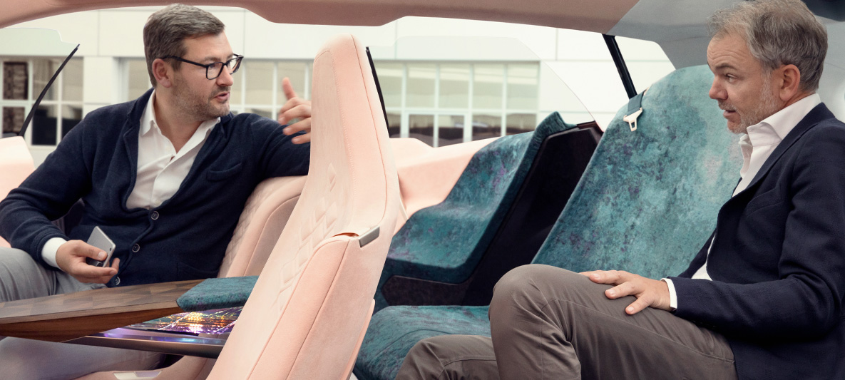 Adrian van Hooydonk im BMW Vision iNEXT BMW Designer und Adrian van Hooydonk im BMW Vision iNEXT