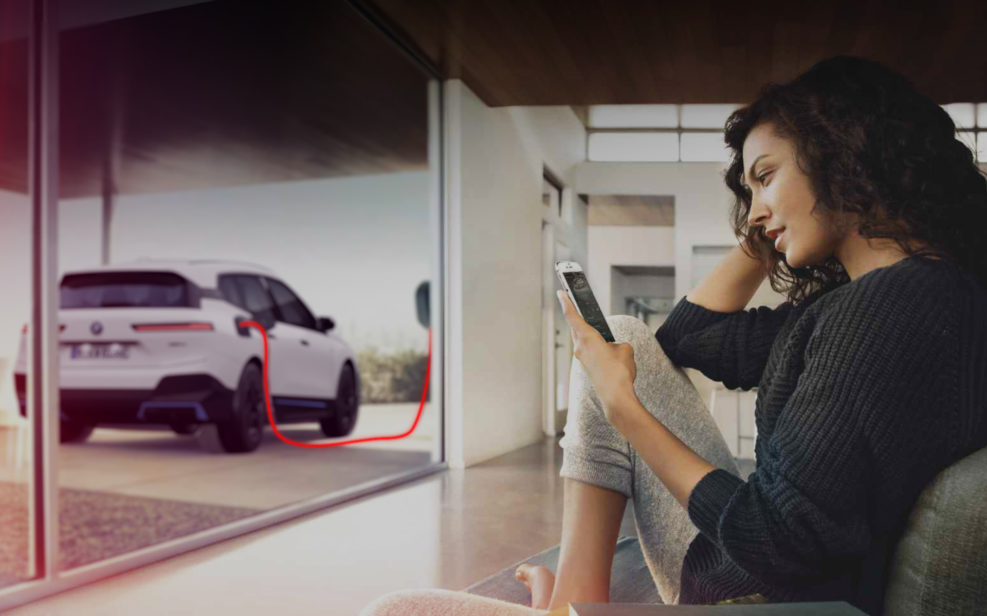 Laden zuhause BMW iX i20 Frau mit Smartphone