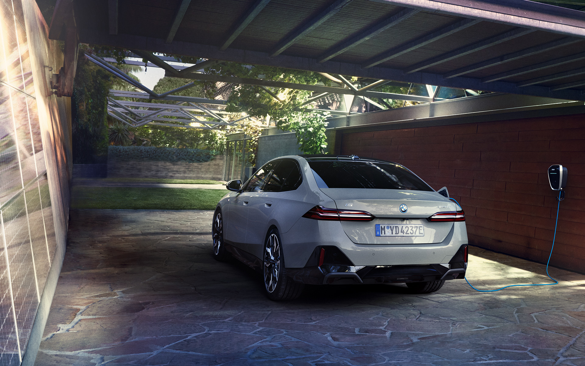 Solarladen Zuhause BMW i5 eDrive40 G60 3/4 Heckansicht