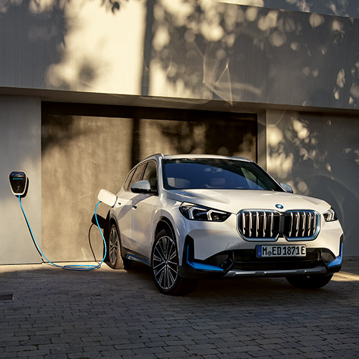 BMW iX1 U11 BEV Ladesituation vor Garage