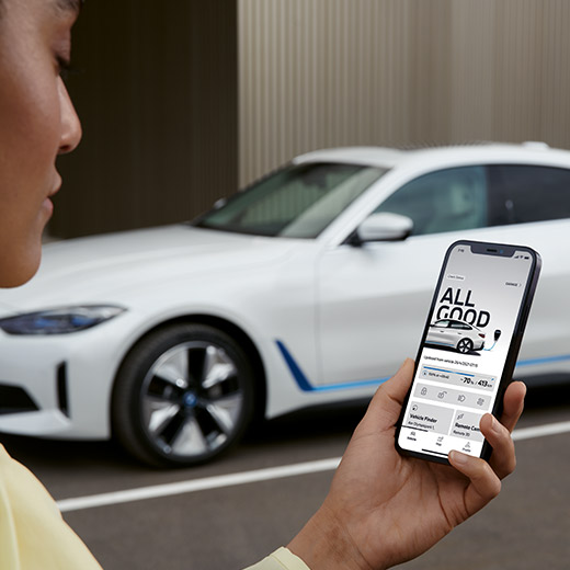 Connected Charging in der My BMW App BMW i4 G26 mit Person im Vordergrund 