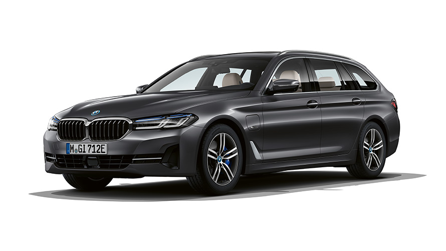 BMW 5er Touring Plug-in-Hybrid Studioaufnahme Dreiviertel-Frontansicht 
