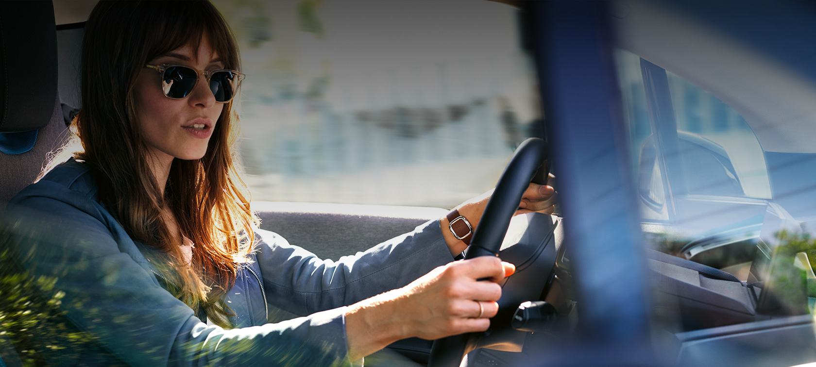Amazon Alexa im Fahrzeug Amazon Alexa im Fahrzeug Frau am Steuer eines BMW