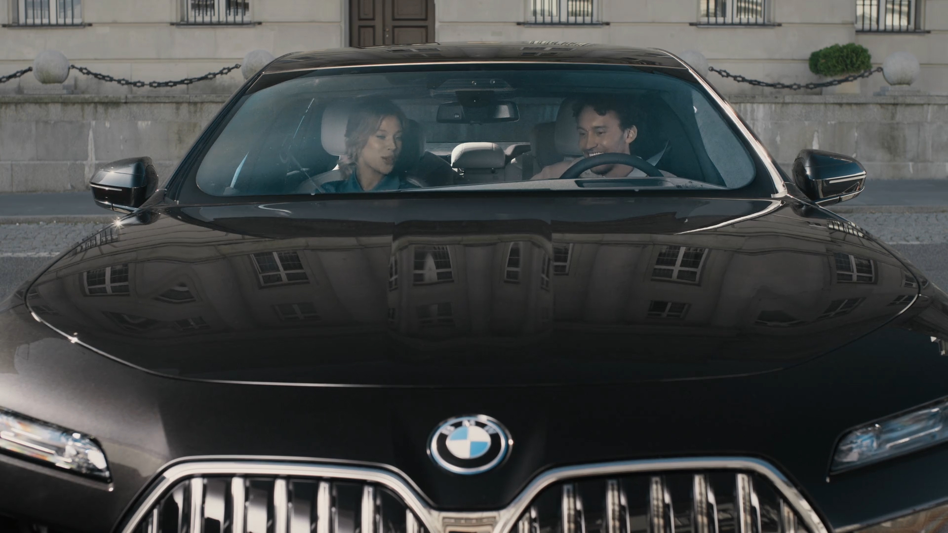 BMW iDrive Challenge Sightseeing BMW iDrive Challenge Sightseeing G70 Frontansicht zwei Personen schauen auf das BMW Curved Display