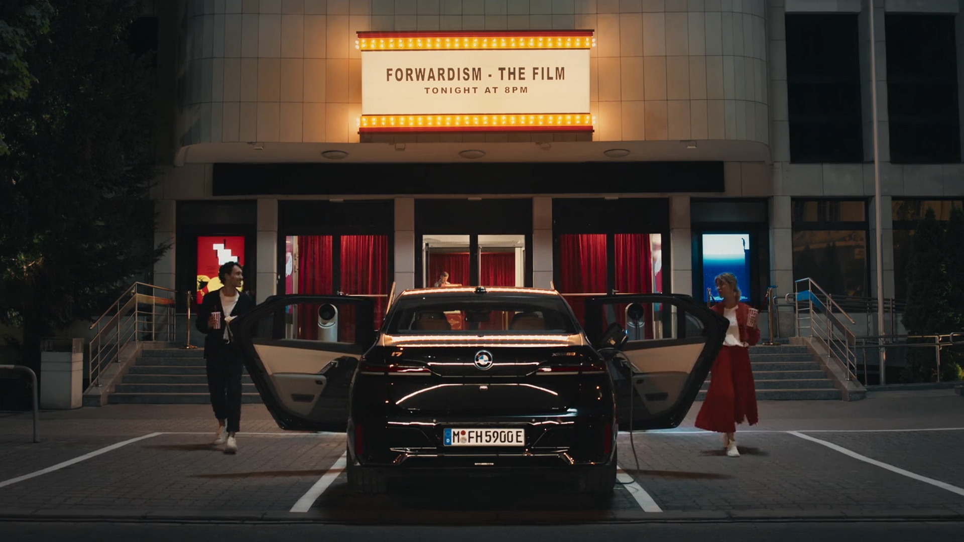 BMW iDrive Challenge Kinoerlebnis BMW iDrive Challenge Kinoerlebnis G70 Heckansicht vor Kino