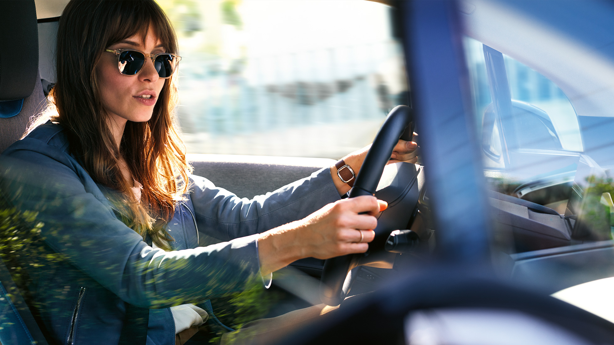 Frau nutzt Amazon Alexa am Steuer ihres BMW Frau nutzt Amazon Alexa am Steuer ihres BMW