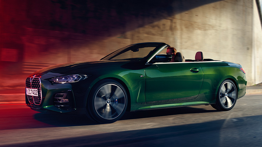 Remote Software Upgrade 21-03 BMW 4er Cabrio fahrend auf der Straße Remote Software Upgrade 21-03 BMW 4er Cabrio fahrend auf der Straße Dreiviertel-Seitenansicht