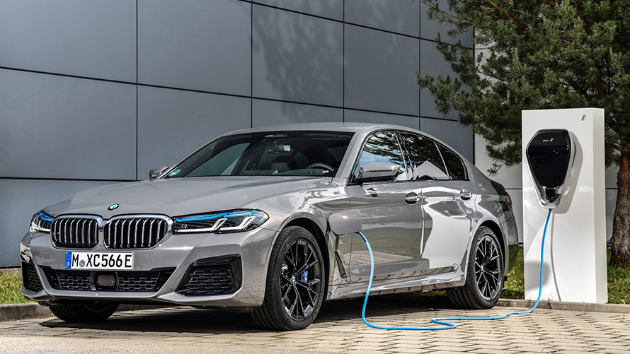 BMW Remote Software Upgrade BMW Hybrid-Fahrzeug an Ladestation BMW Remote Software Upgrade BMW Hybrid-Fahrzeug an Ladestation Dreiviertel-Frontansicht