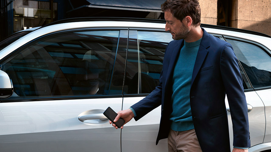 Digital Key Mann öffnet BMW mit Digital Key auf Smartphone