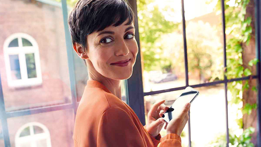 Connected Navigation Frau nutzt Connected Navigation auf Smartphone