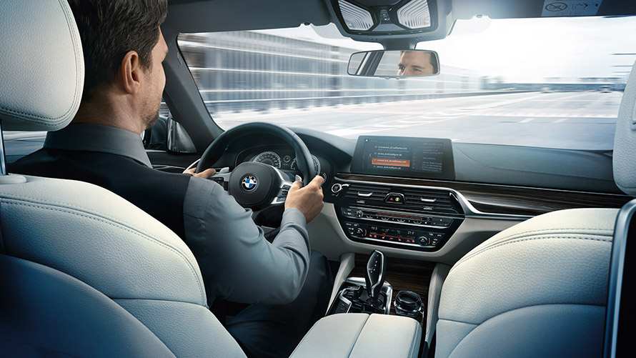 Microsoft Office 365 Mann nutzt Microsoft Office 365 auf dem Display im BMW