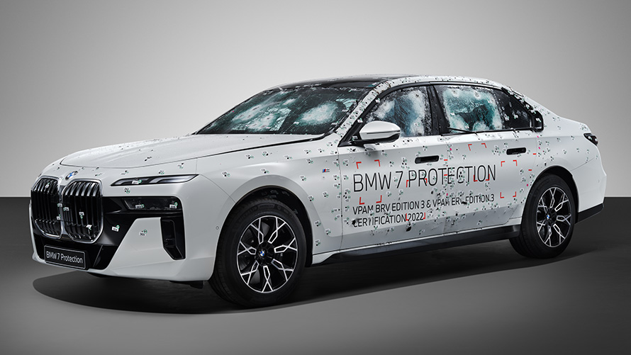 BMW 7er G73 Protection 1/3 Seitenansicht Beschusstest BMW 7er G73 Protection 1/3 Seitenansicht Beschusstest
