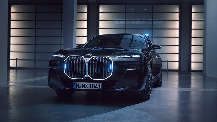 BMW 7 Protection G73 mit Signallicht Frontansicht BMW 7 Protection G73 mit Signallicht Frontansicht parkend
