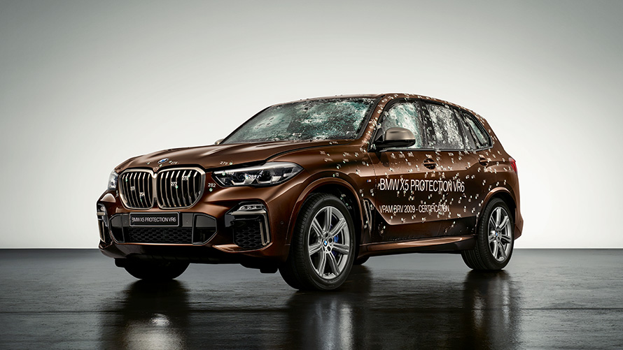 BMW Sonderschutzfahrzeuge BMW X5 Protection VR6 beschädigt BMW Sonderschutzfahrzeuge BMW X5 Protection VR6 Dreiviertel Frontansicht beschädigt