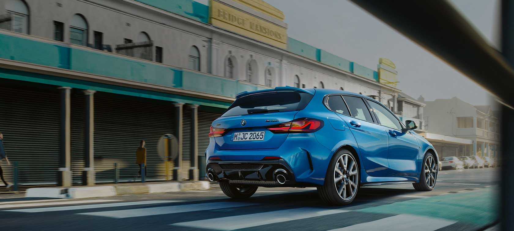 BMW M135i xDrive F40, Dreiviertel-Heckansicht fahrend