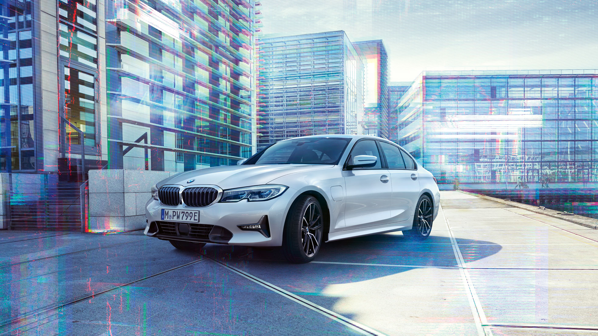BMW 3er Limousine Plug-in-Hybrid G20 fahrend auf Straße BMW 3er Limousine Plug-in-Hybrid G20 fahrend auf Straße Vogelperspektive