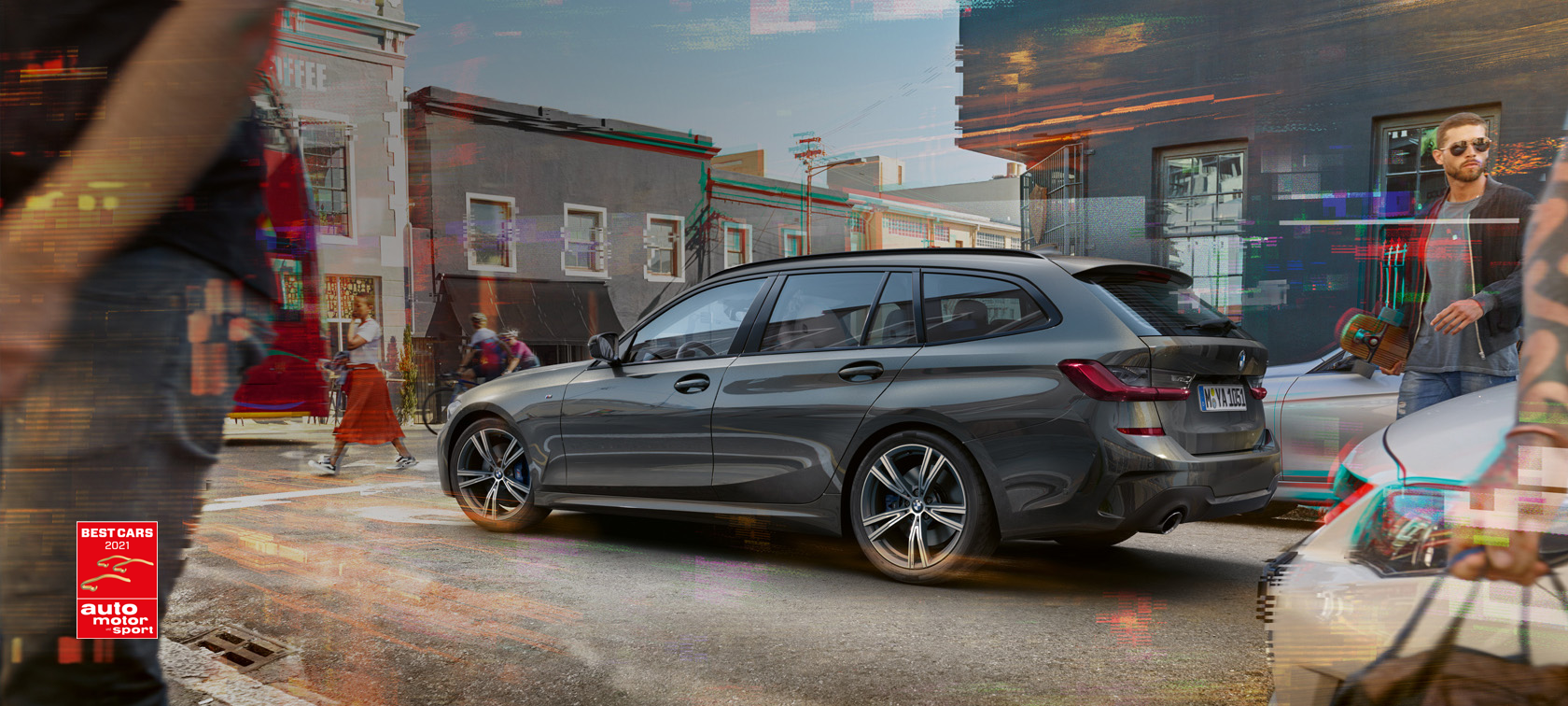 BMW 3er Touring (G21), seitliche Fahraufnahme BMW 3er Touring (G21), seitliche Fahraufnahme vor Häusern und Bergen im Hintergrund