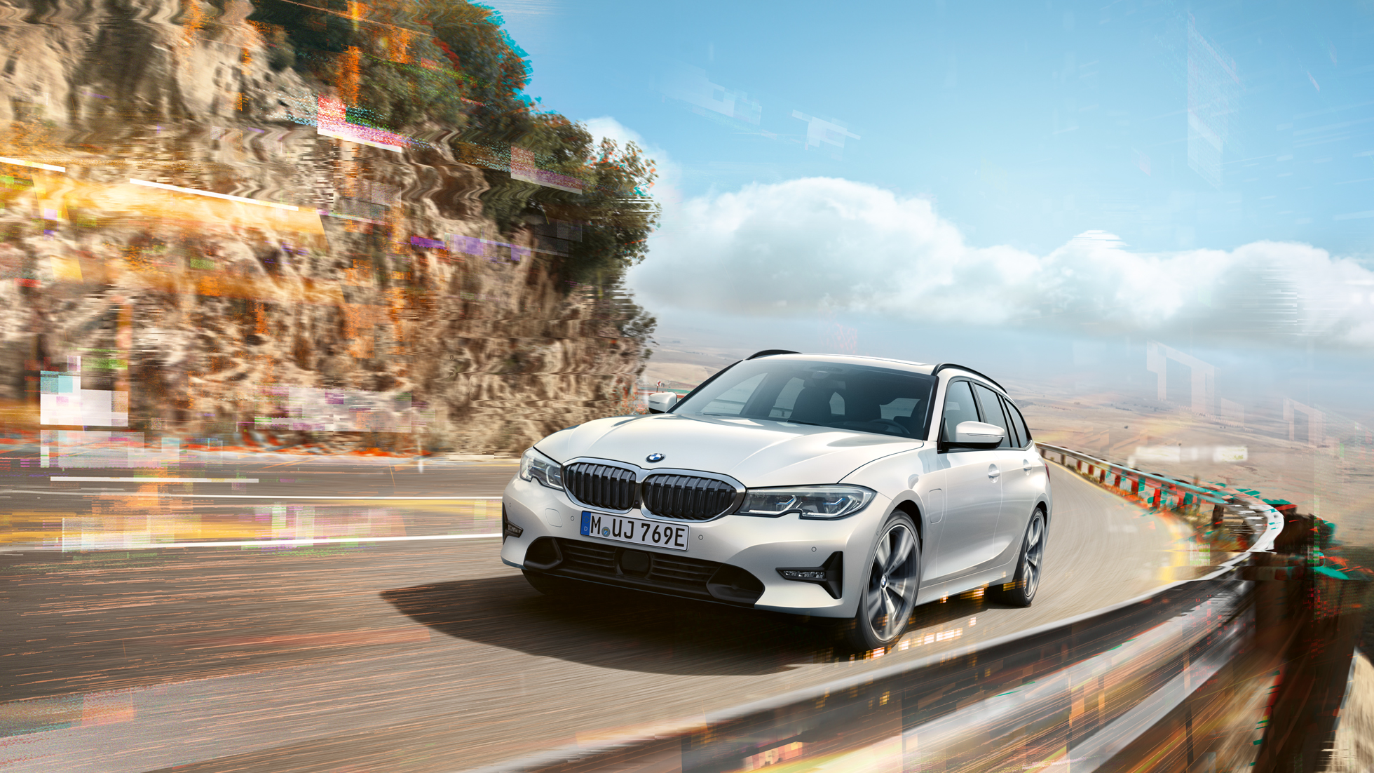 BMW 3er Touring, BMW 330e Plug-in-Hybrid BMW 3er Touring, BMW 330e Plug-in-Hybrid bei Fahrt auf Brücke