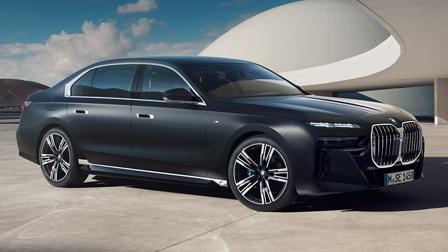 3/4 Frontansicht BMW 7er Limousine G70 ICE M Sportpaket BMW Individual Frozen Deep Grey metallic BMW 7er Limousine G70 ICE M Sportpaket BMW Individual Frozen Deep Grey metallic 3/4 Frontansicht stehend vor Gebäude