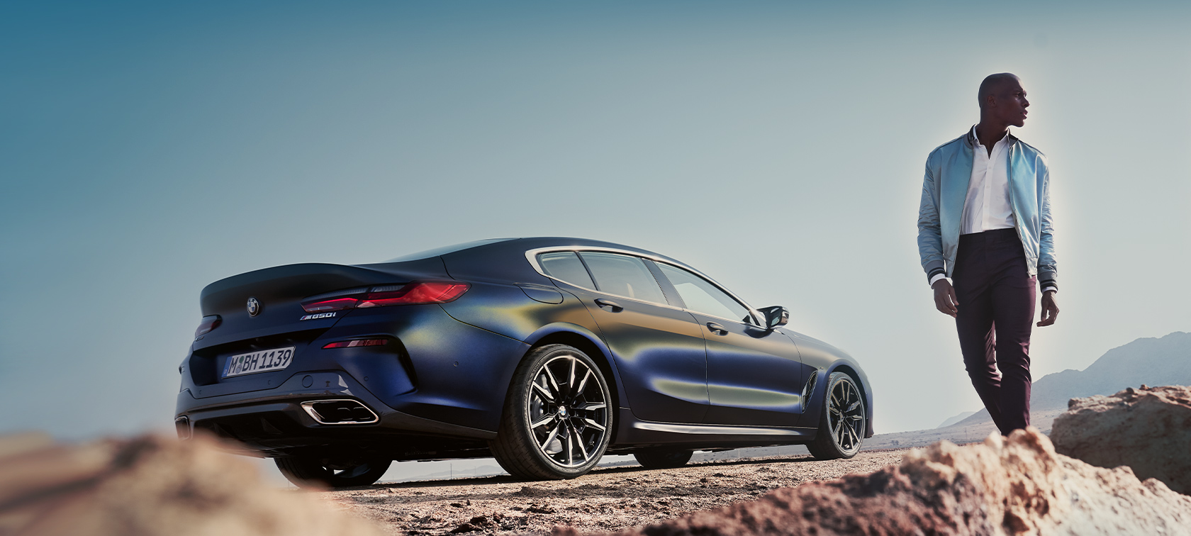BMW 8er Gran Coupé G16 LCI Facelift 2022 BMW Individual Frozen Tansanitblau metallic Dreiviertel-Heckansicht stehend mit Model