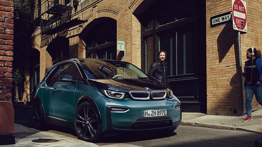 BMW i3 I01 2018 Jucarobeige mit Akzent Frozen Grey metallic Dreiviertel-Frontansicht parkend in urbaner Kulisse