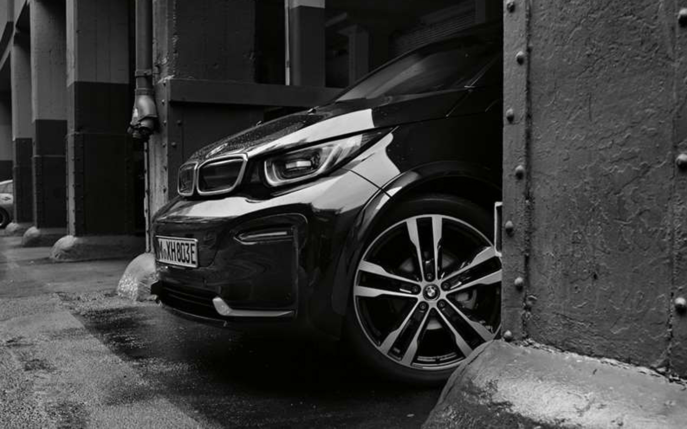 BMW i3s I01 2018 Fluid Black mit Akzent BMW i Blau seitliche Front