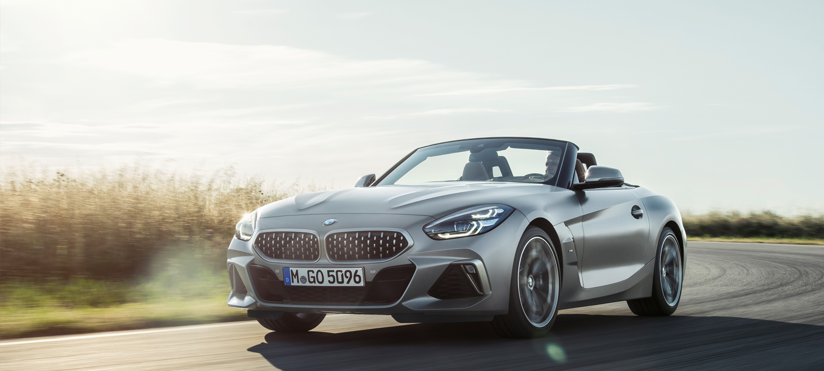 BMW Z4 M40i Roadster fahrend BMW Z4 M40i Roadster Cabrio BMW Individual Frozen Grey metallic fahrend