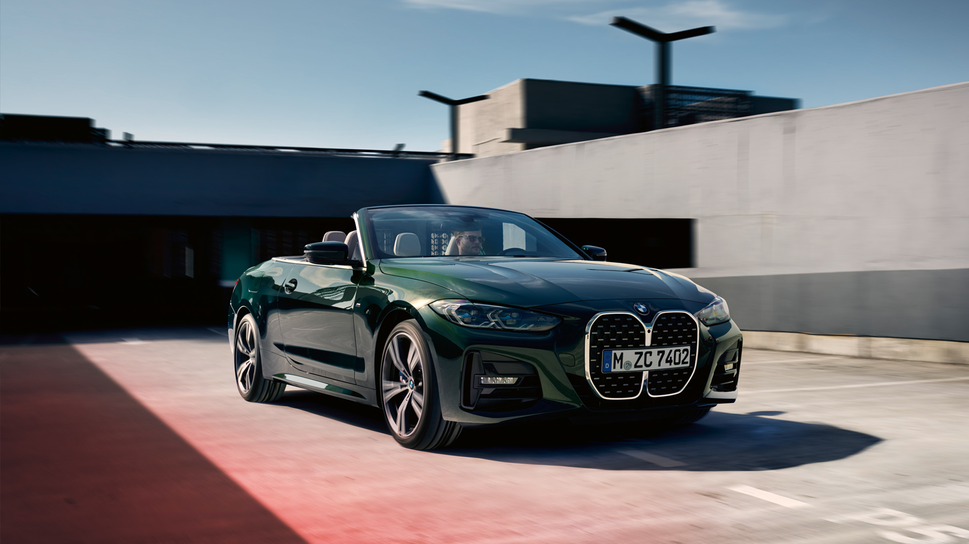 Dreiviertel-Frontansicht mit geöffnetem Verdeck BMW 4er Cabrio G23 2020 BMW 4er Cabrio G23 2020 Sanremo Green metallic Dreiviertel-Frontansicht mit geöffnetem Verdeck