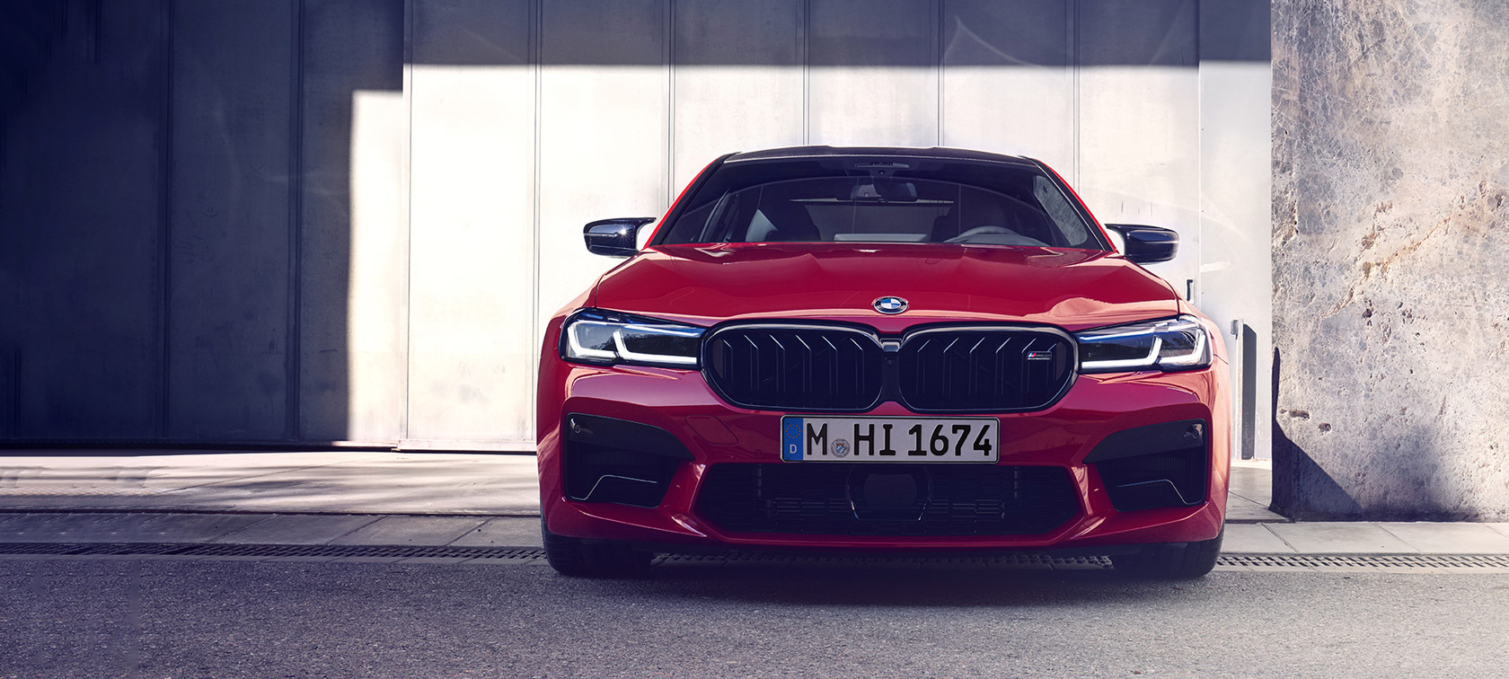 BMW M5 Competition F90 LCI Facelift 2020 BMW Individual Imola Rot Frontansicht parkend