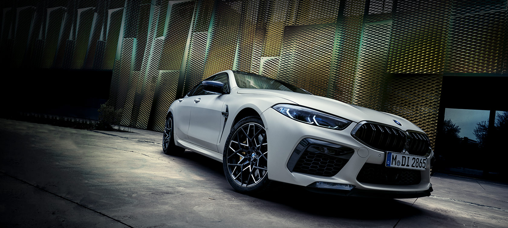BMW M8 Competition Gran Coupé F93 LCI Facelift 2022 BMW Individual Frozen Brilliant White metallic Dreiviertel-Frontansicht Froschperspektive