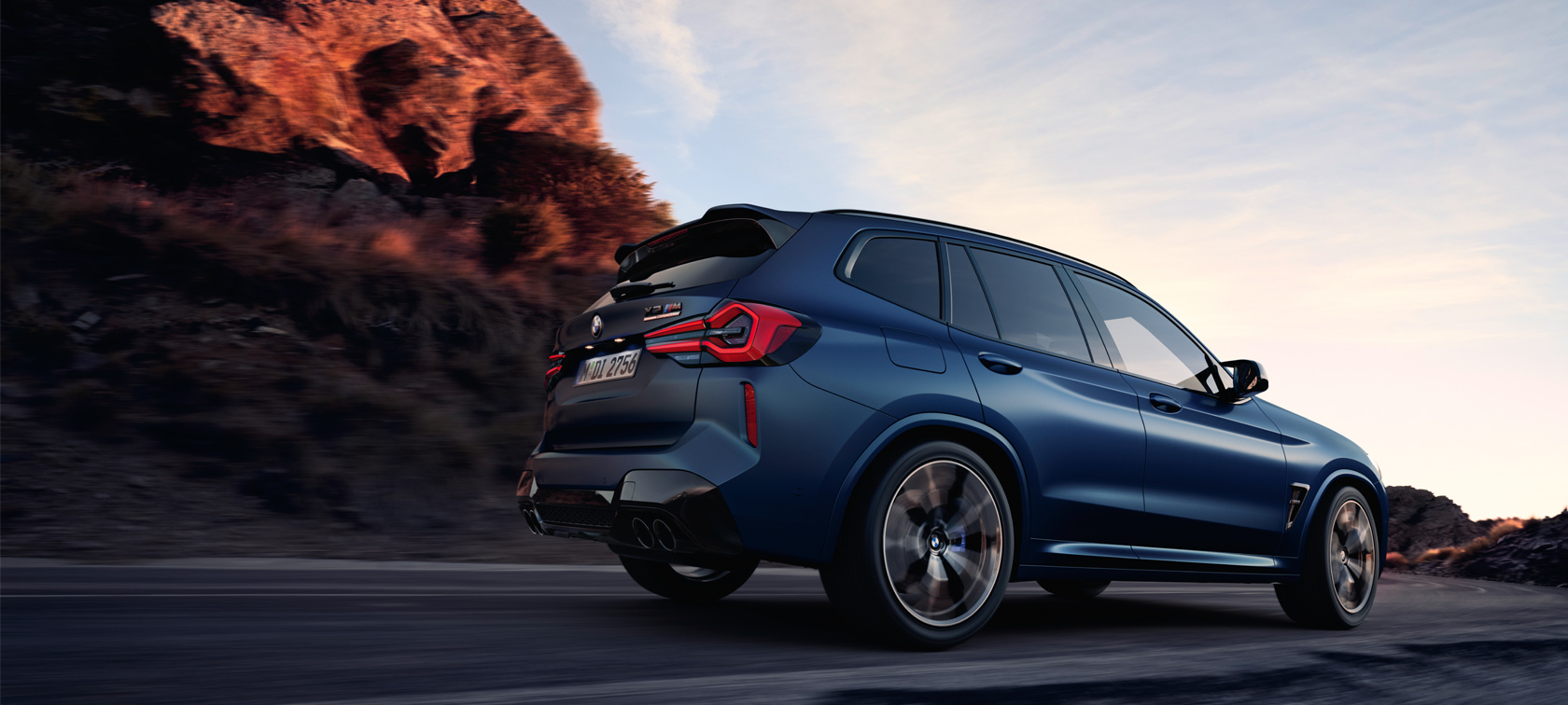 BMW X3 M Competition F97 LCI Facelift 2021 Frozen Marina Bay Blau metallic fahrend Dreiviertel-Heckansicht Froschperspektive