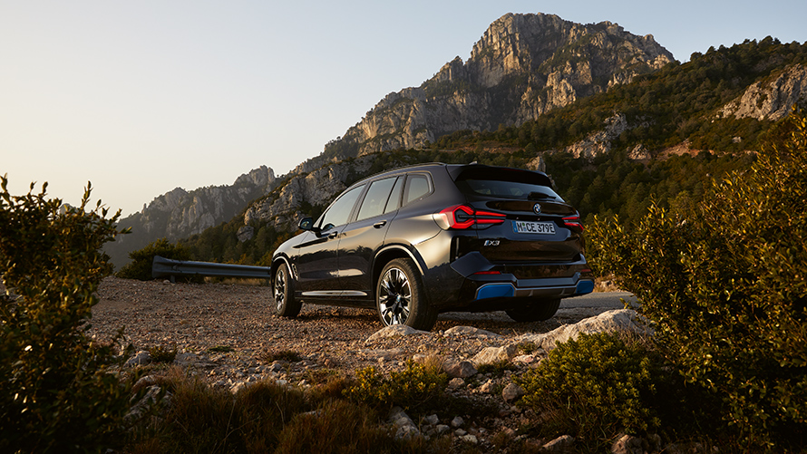 BMW i3 I01 2018 Dreiviertel-Frontansicht fahrend in urbaner Kulisse