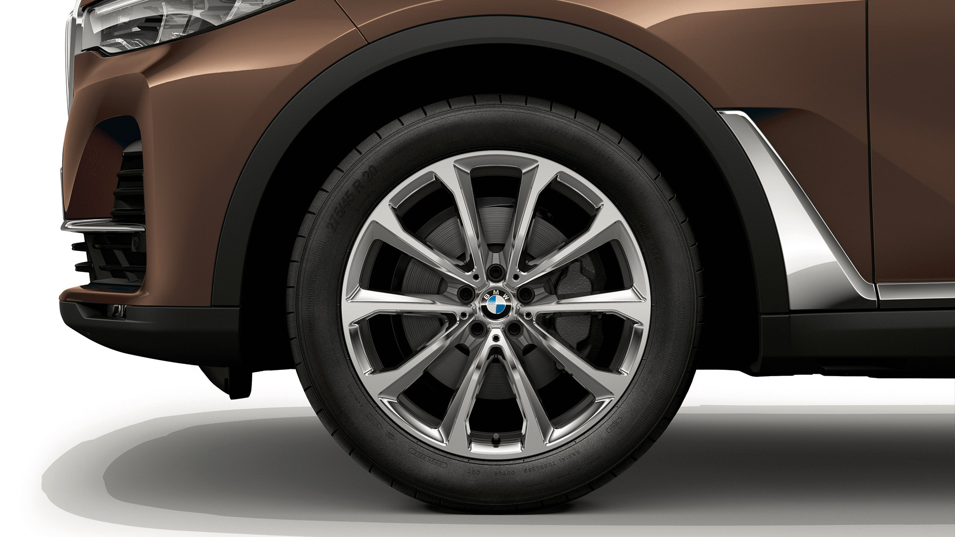 BMW X7, Basismodell Leichtmetallrad Nahaufnahme des Leichtmetallrads des BMW X7 mit der Ausstattung des Basismodells