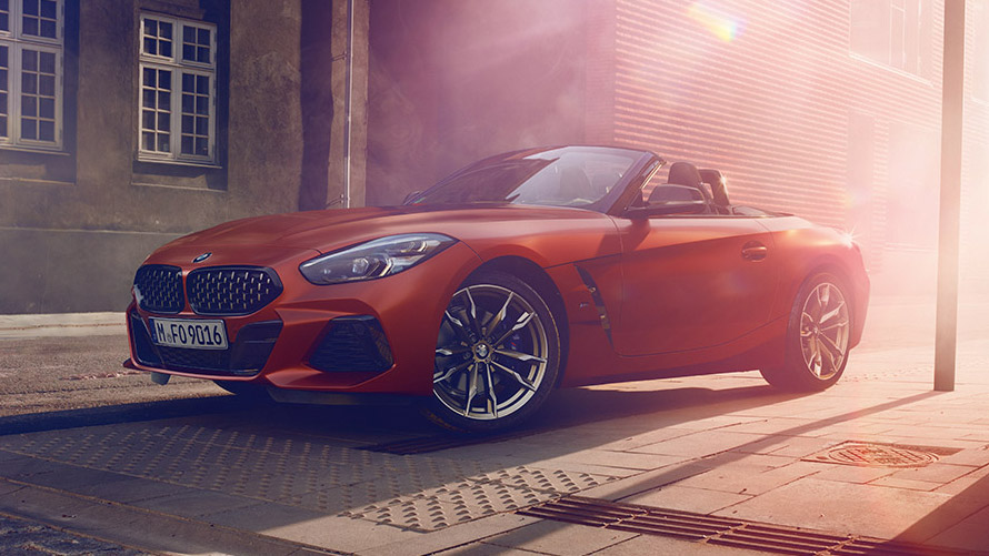 Front der BMW Z4 M40i First Edition Orange BMW Z4 First Edition stehend vor einem Haus