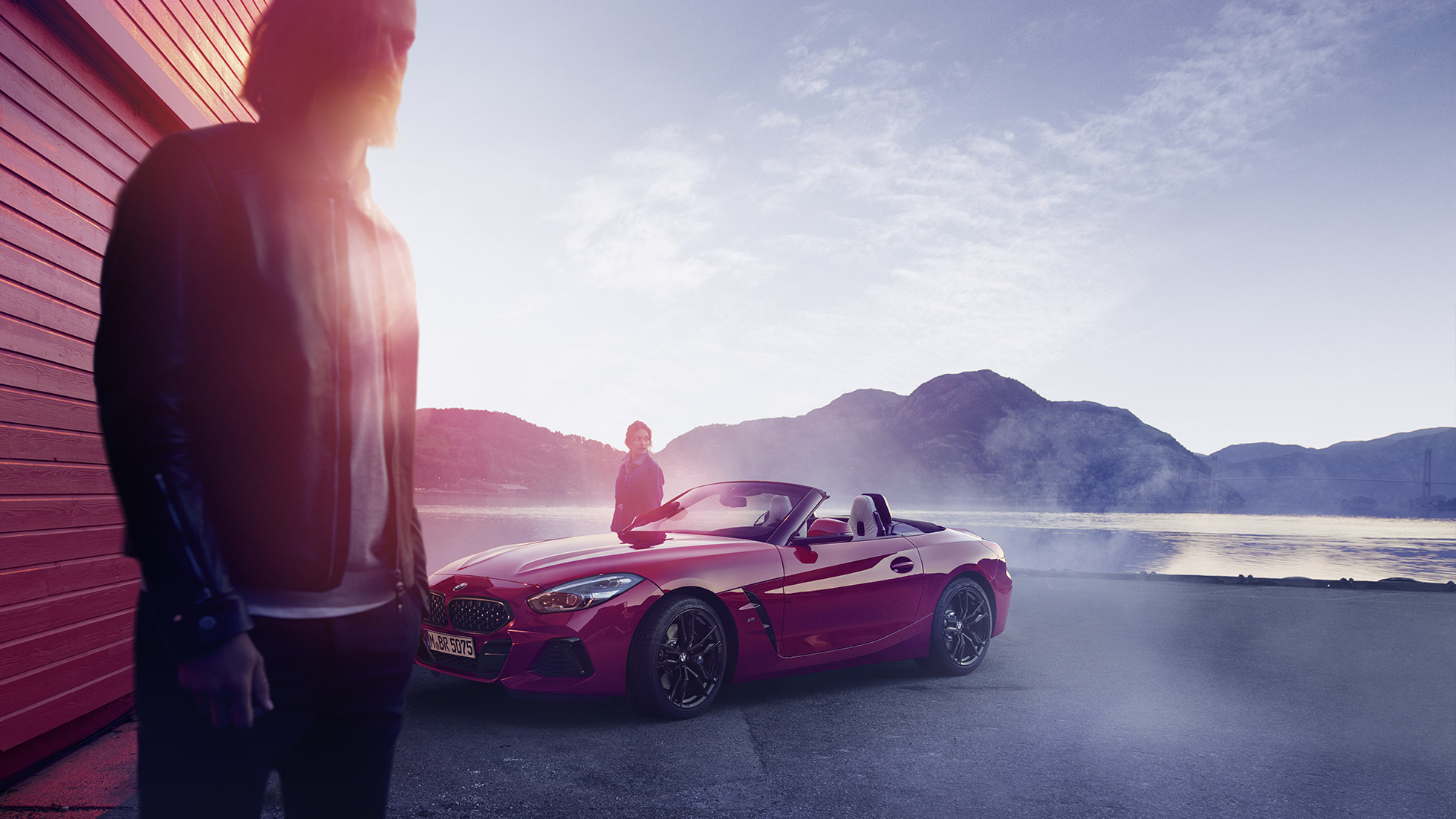 BMW Z4 Roadster vor Berglandschaft G29 Mann und Frau vor BMW Z4 Roadster vor Berglandschaft G29