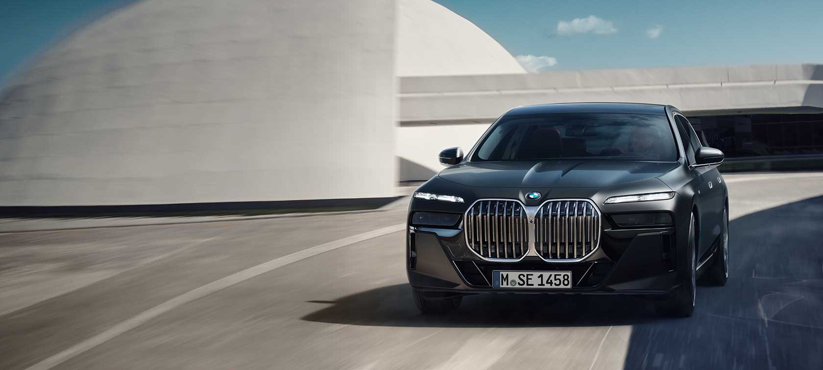 BMW 7er Limousine G70 ICE M Sportpaket Frontansicht fahrend BMW 7er Limousine G70 M Sportpaket BMW Individual Frozen Deep Grey metallic Frontansicht fahrend auf Straße