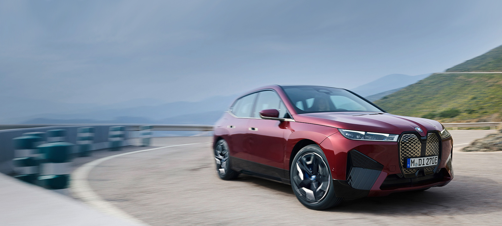 BMW iX i20 2021 elektrischer SUV BMW iX xDrive50 BMW iX i20 2021 elektrischer SUV BMW iX xDrive50 Aventurinrot vor Küste