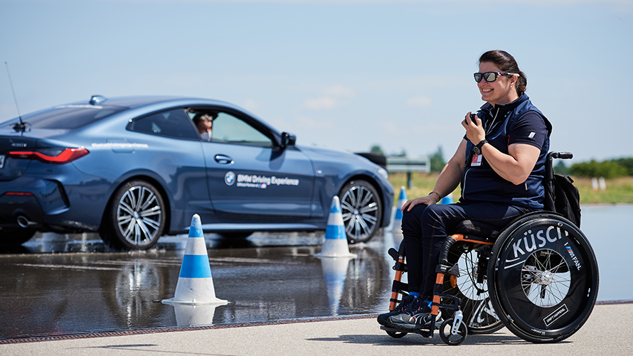 Mann mit Smartphone vor BMW iX an Ladestation Mann mit Smartphone vor BMW iX an Ladestation