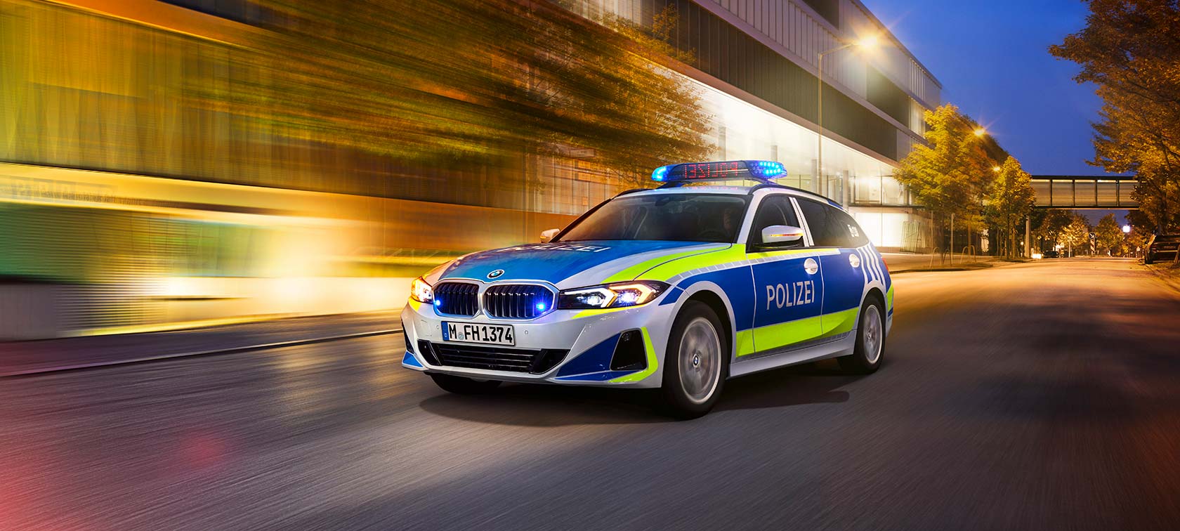 BMW 5er Touring G31LCI Polizeiwagen 1/3 Frontansicht Tunnel fahrend