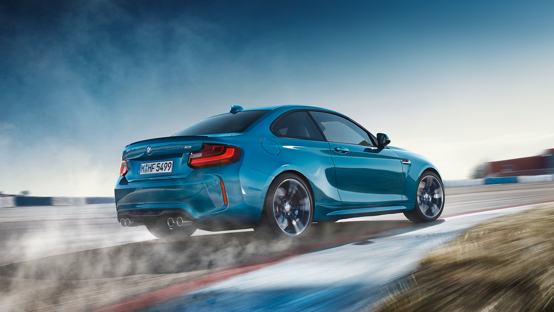 BMW 2er M Coupé BMW 2er M Coupé, Dreiviertel-Ansicht fahrend auf der Rennstrecke.